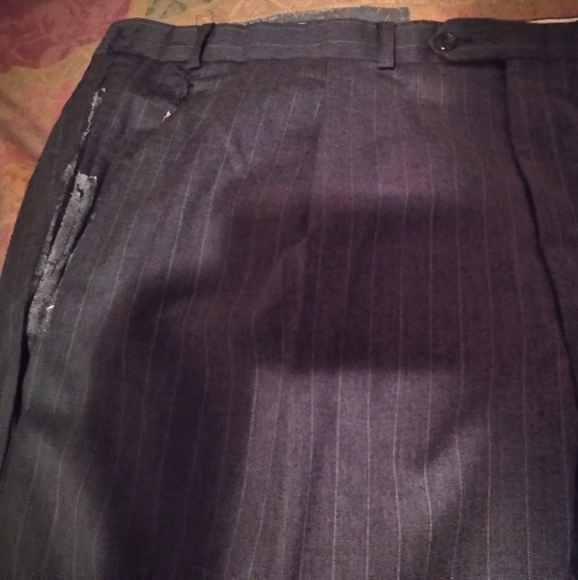 A Dark Gray Pinstripe 2Button 50L Suit. 44/32 Pleated Pants w Cuff. - Picture 4 of 4